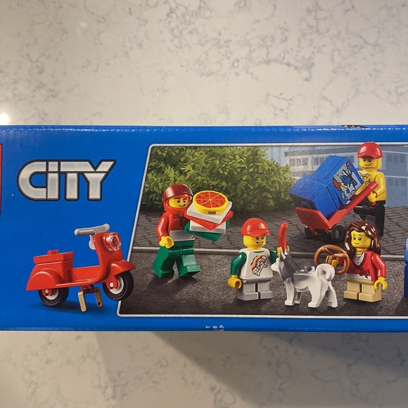 *Retired* Lego City Square set Set 60097 - Picture 5 of 16